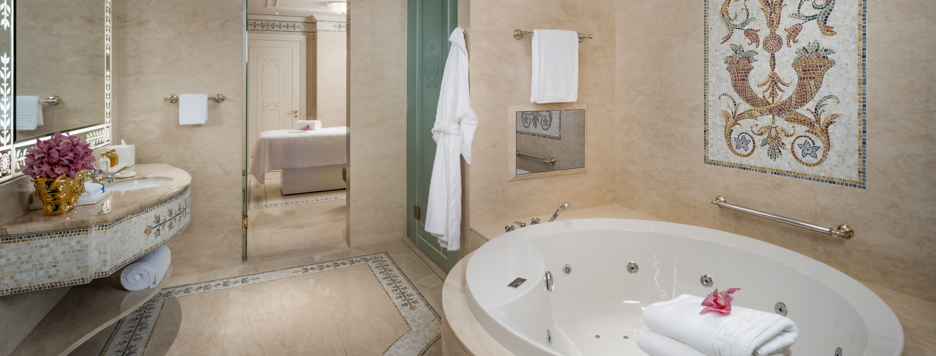 /glp-pvm-imperial-suite-bathroom-hero-dt05