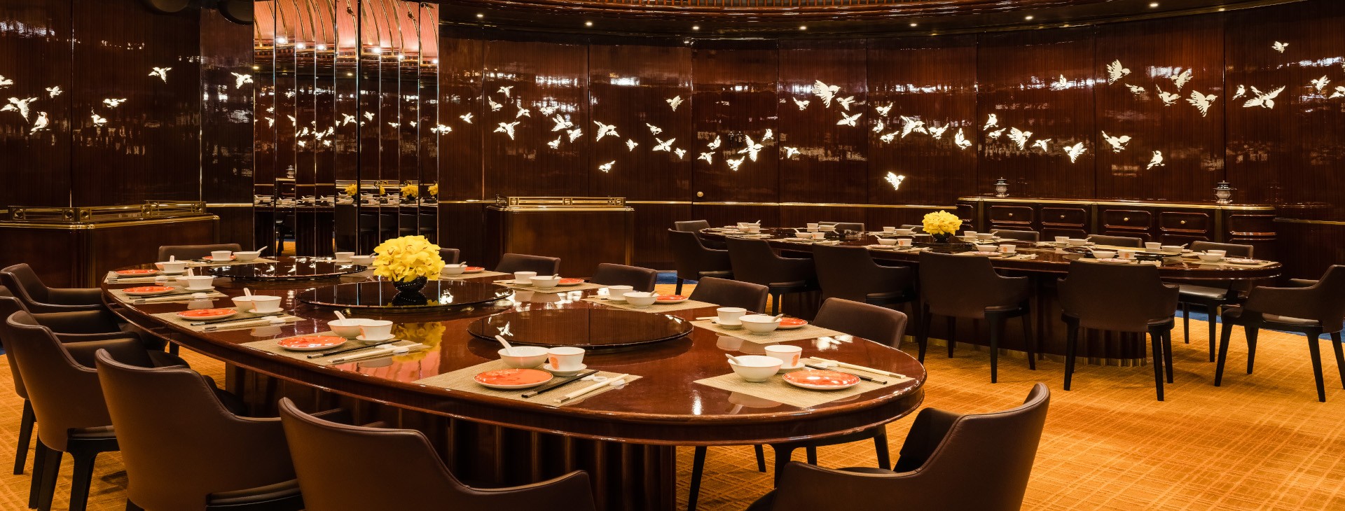 /The%20long%20table%20in%20Chalou%2C%20the%20Cantonese%20restaurant%20providing%20yum%20cha%20dishes%20and%20dim%20sum%20in%20GLP%20Resort%20Macau.