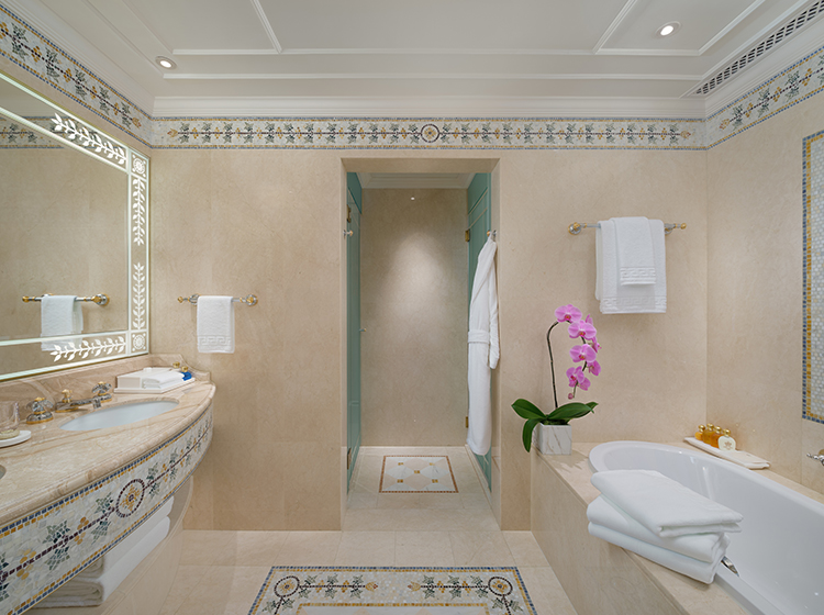 /palazzo%20versace%20grand%20suite%20bathroom