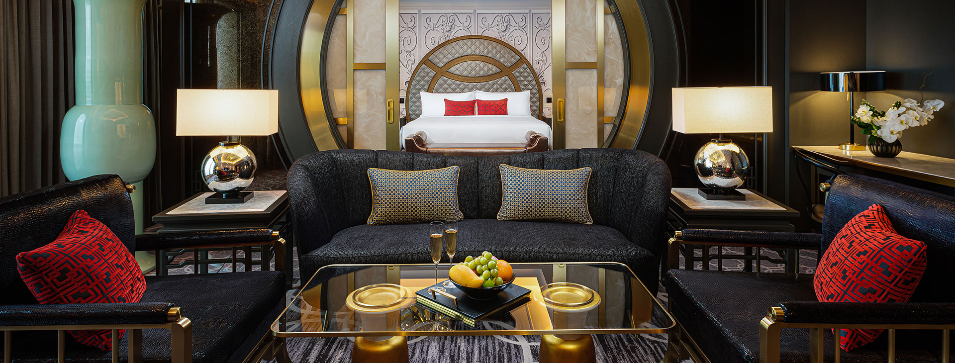 /THE%20KARL%20LAGERFELD%20Ikonik%20Suite